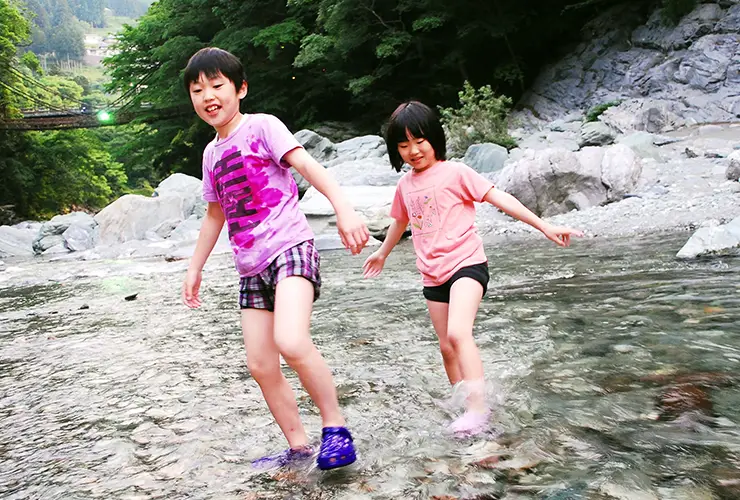 祖谷川で水遊び イメージ